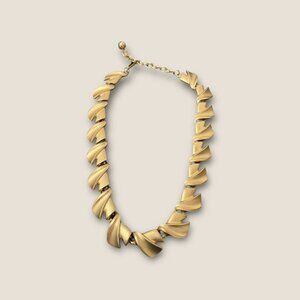 Maxine Decker 80s Gold-Toned Leaf Design Choker Necklace Adjustable Length